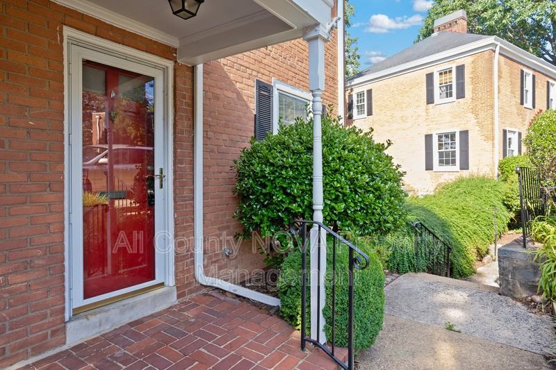 2925 S Dinwiddie St - Photo 2 of 27