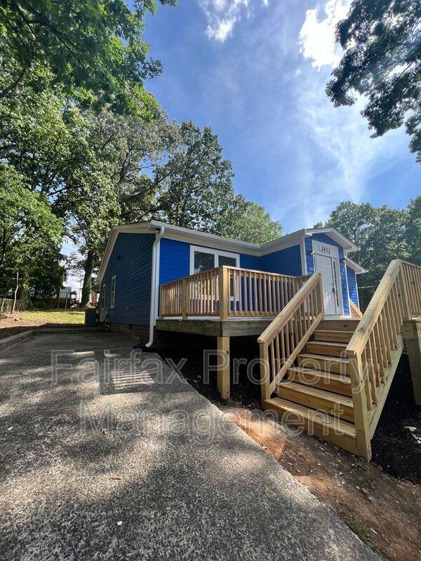 2612 Owen Street - Photo 4 of 31