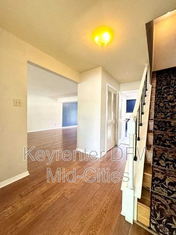 2505 Crestview Cir - Photo 3 of 37