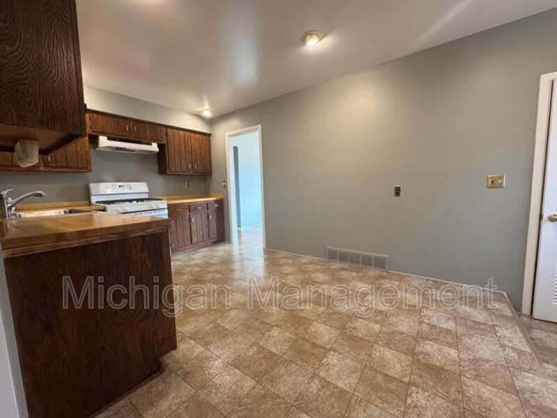 11219 Morgan Ave - Photo 6 of 27