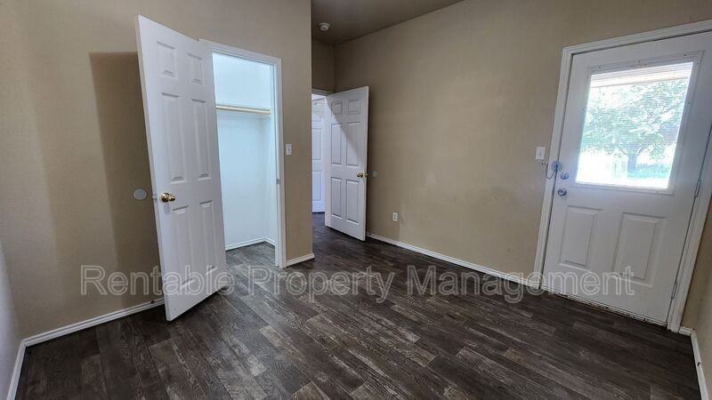 110 Collett Ct - Photo 6 of 14