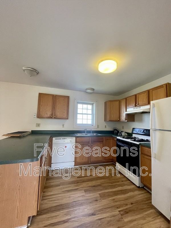 85 Manhattan Dr - Photo 4 of 22