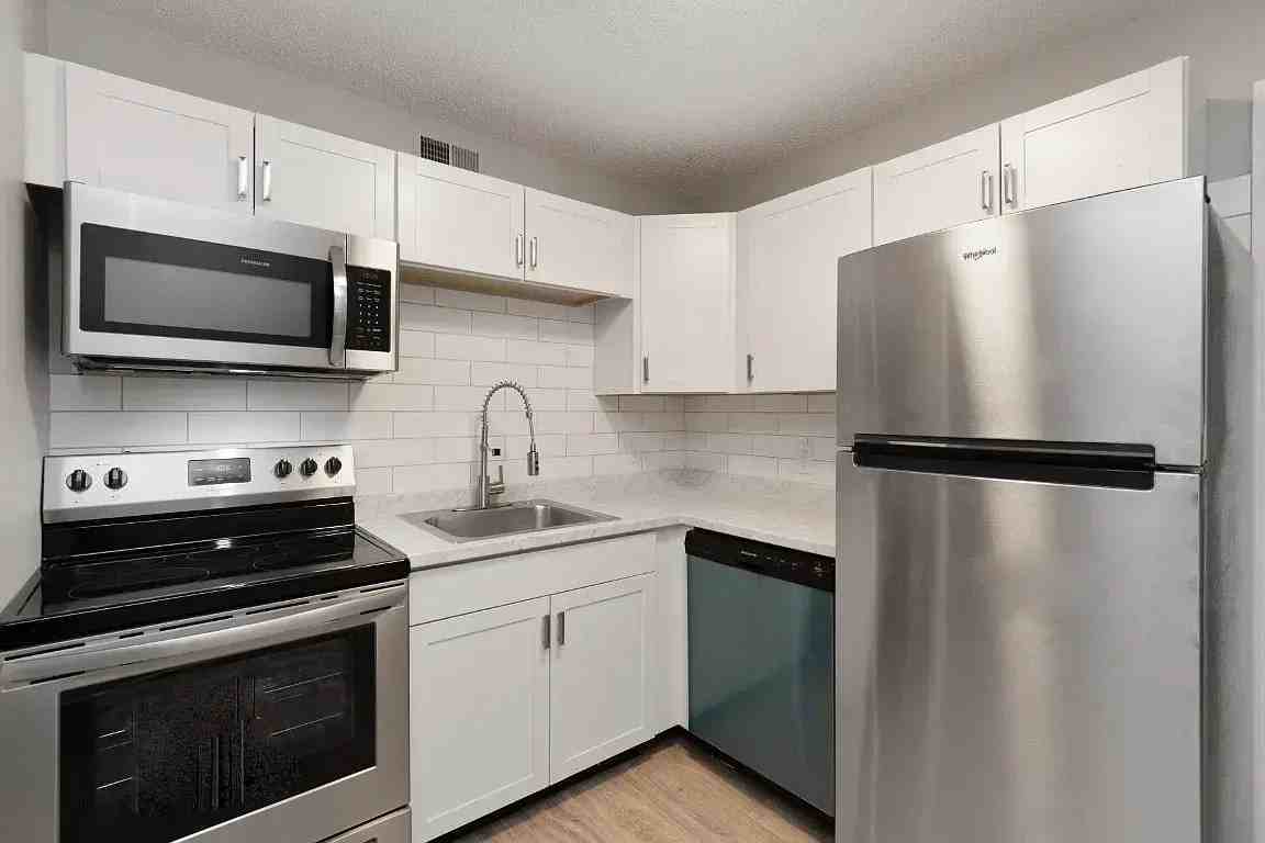 1104 18th Ave S - Photo 4 of 29