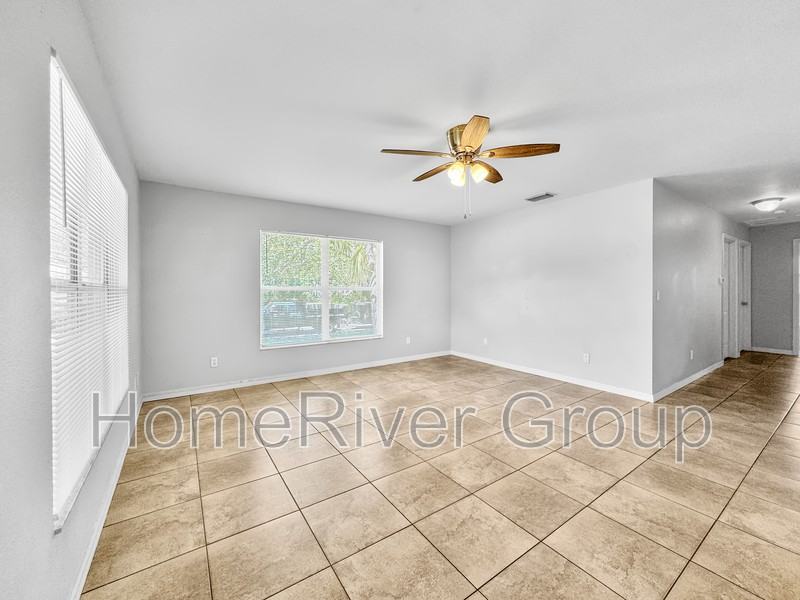 407 E Morgan St - Photo 3 of 21