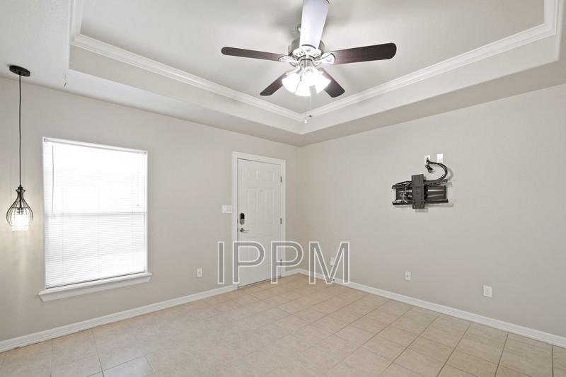 1825 Treasure Oaks Dr - Photo 4 of 21