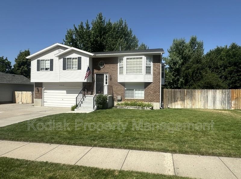 1214 Cannon Dr - Photo 2 of 29