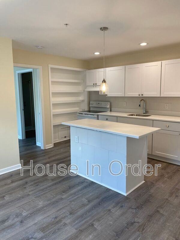307 8th Ave E #102 - Photo 2 of 12