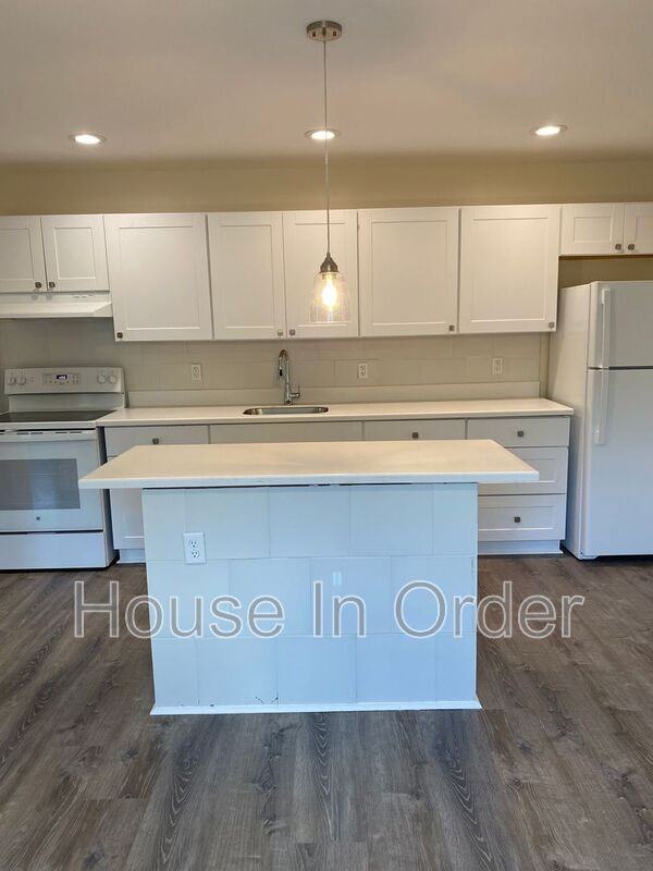 307 8th Ave E #102 - Photo 4 of 12