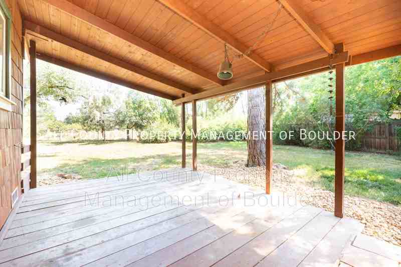 710 39th St - Photo 4 of 24