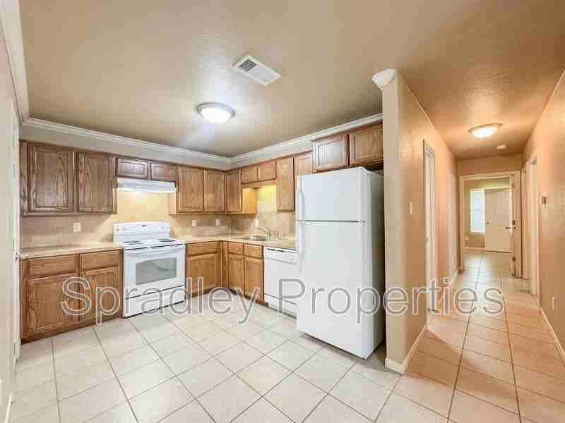 715B E Ridge Blvd - Photo 5 of 14