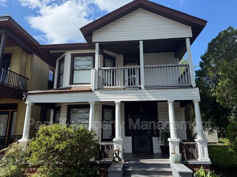 611 W 44th St - Photo 2 of 23