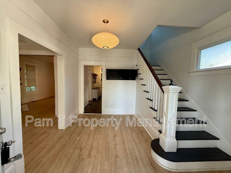 611 W 44th St - Photo 3 of 23