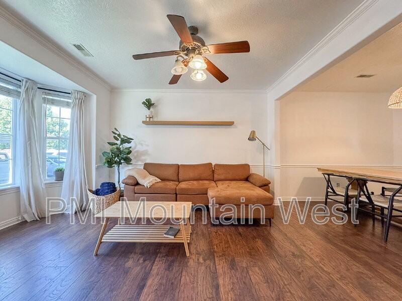 446 E St - Photo 3 of 38