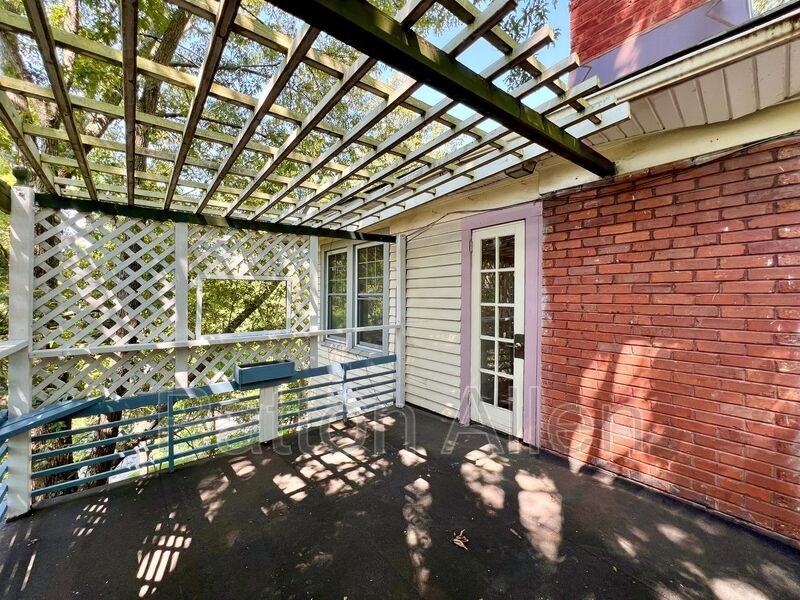 130 Edwin Pl #4 - Photo 2 of 18