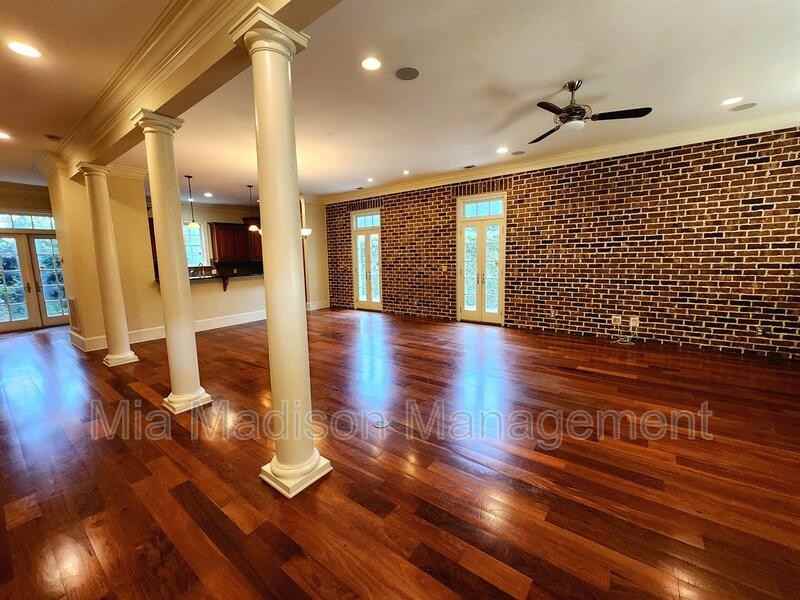 464 Montgomery St - Photo 7 of 31