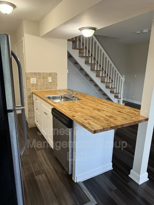 1557 Quaker Ln - Photo 4 of 16