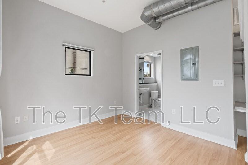 514 W 10th St - Photo 3 of 25