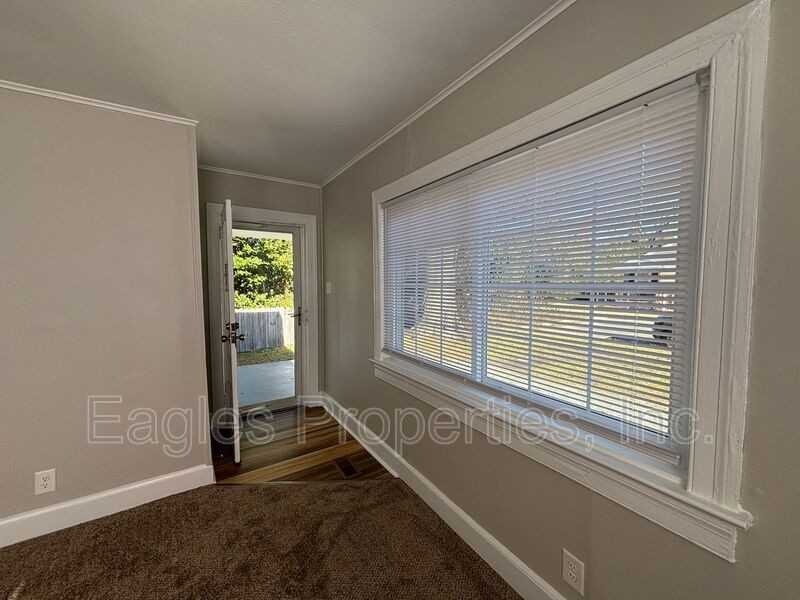905 N Pineview Ave - Photo 3 of 13
