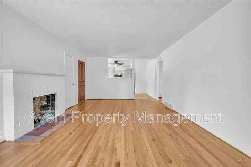 9710 S Corbett Ln - Photo 2 of 10