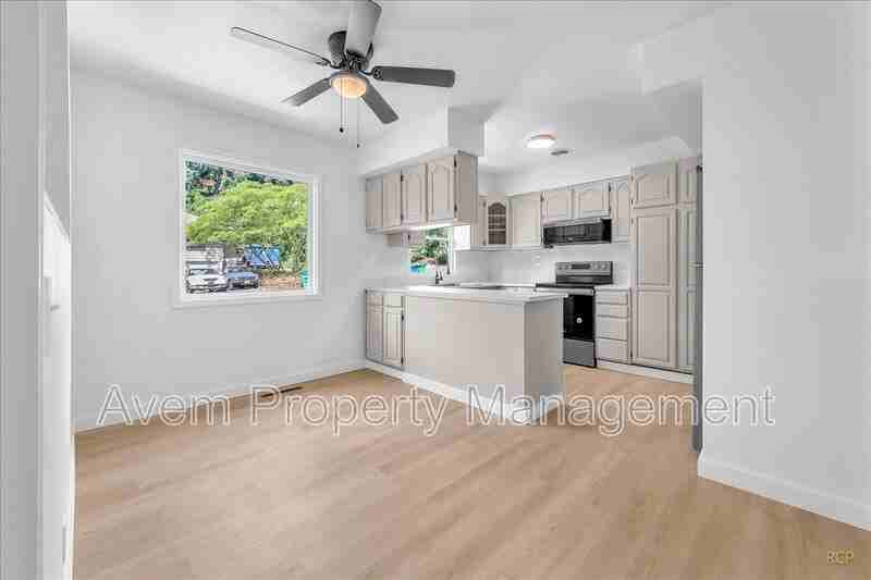9710 S Corbett Ln - Photo 3 of 10
