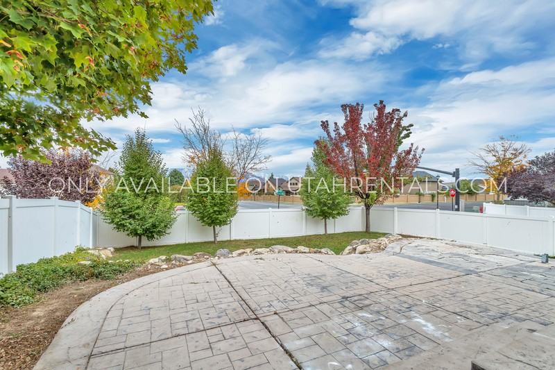 10881 S Pine Shadow Rd - Photo 3 of 22