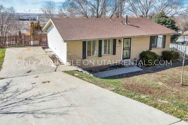 2066 Park St - Photo 2 of 20