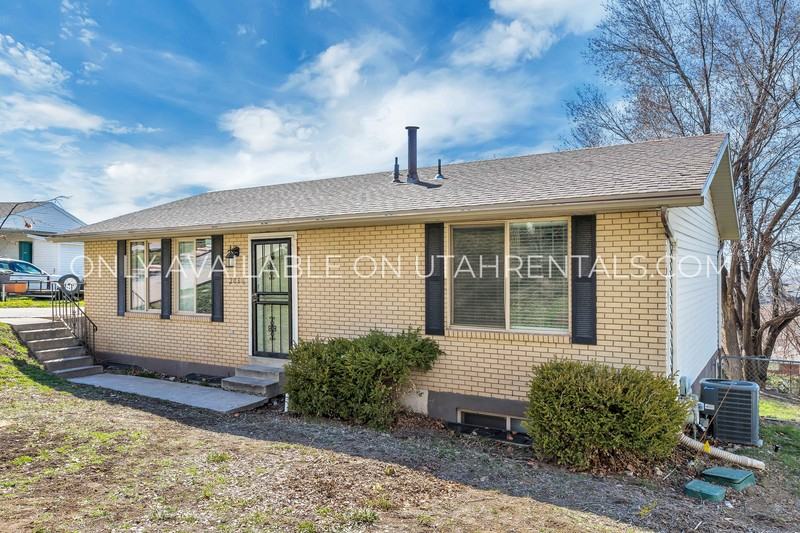 2066 Park St - Photo 4 of 20