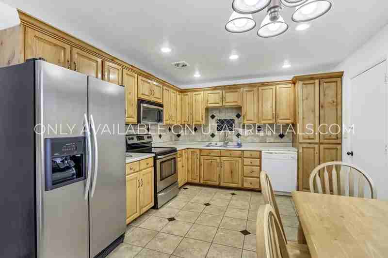 2066 Park St - Photo 7 of 20