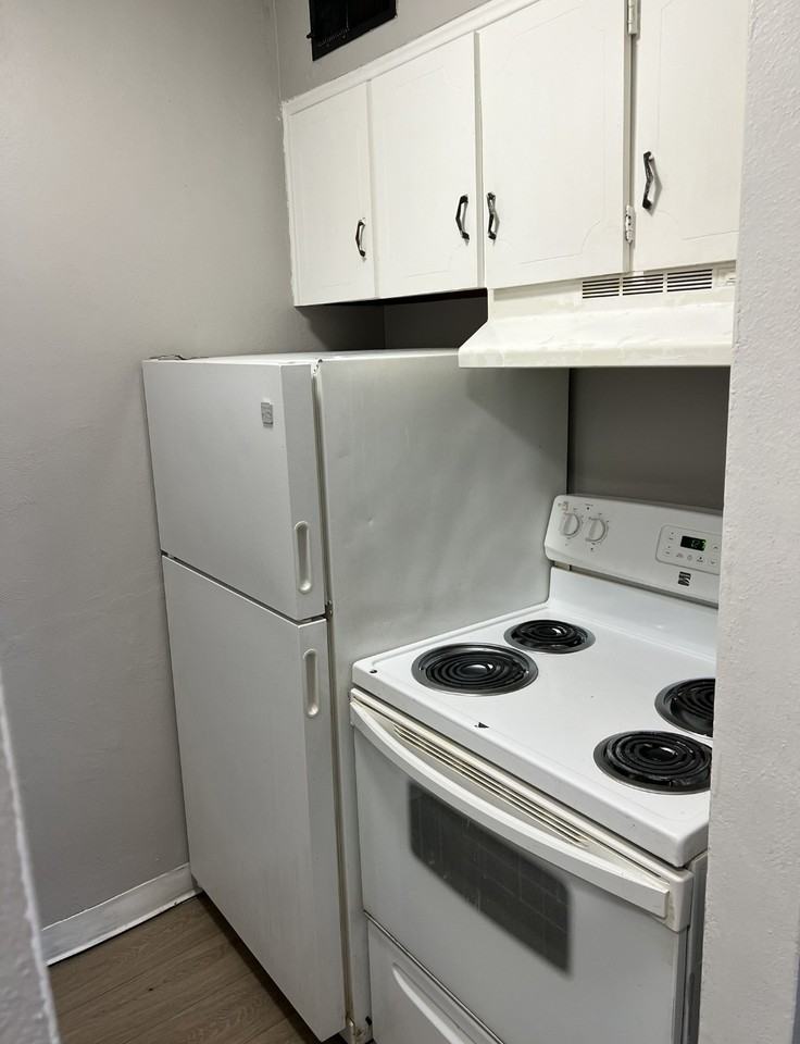 475 W Grand Ave #24 - Photo 2 of 7