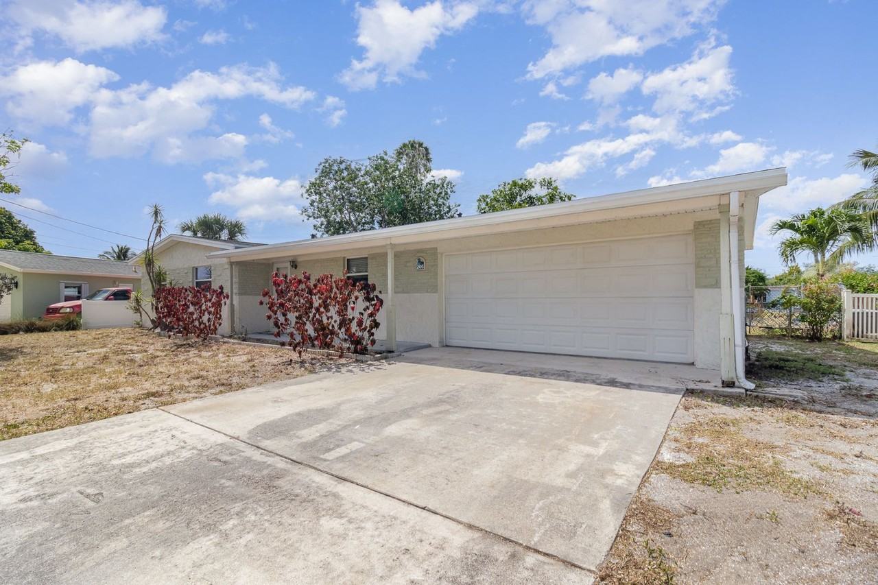 205 Trinidad Dr - Photo 3 of 26