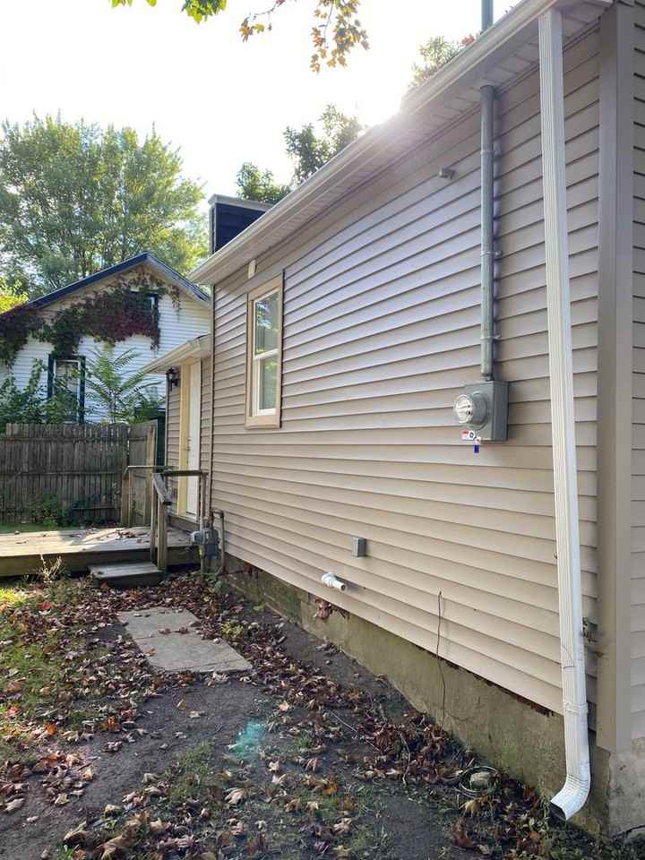 1402 Kossuth St - Photo 3 of 14