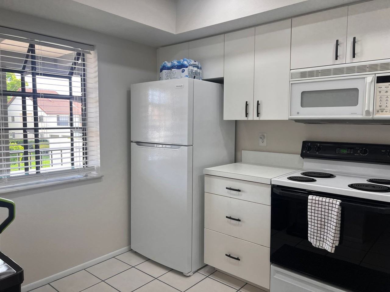 748 Avenida Estancia #B - Photo 4 of 39