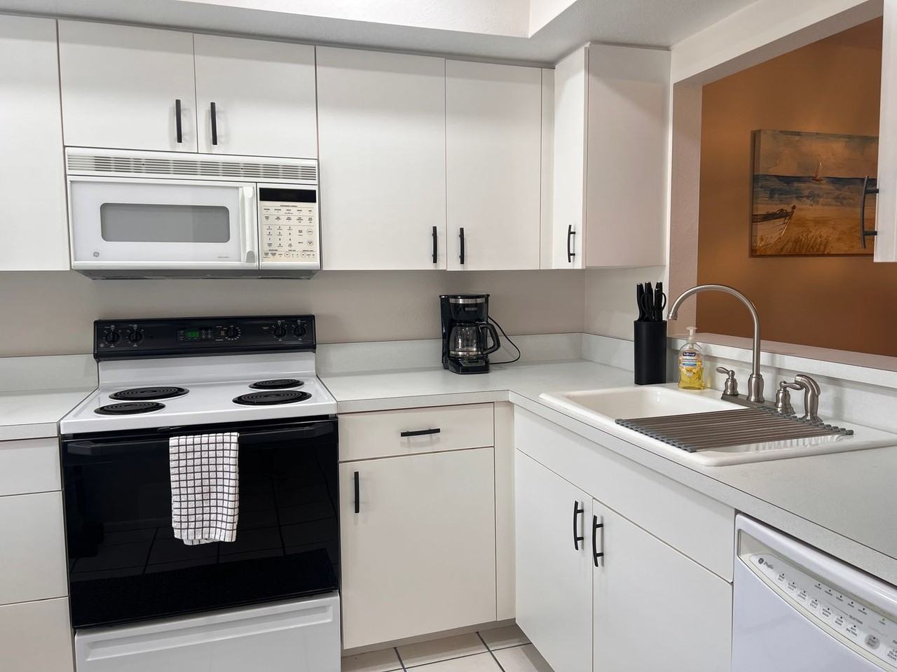 748 Avenida Estancia #B - Photo 5 of 39