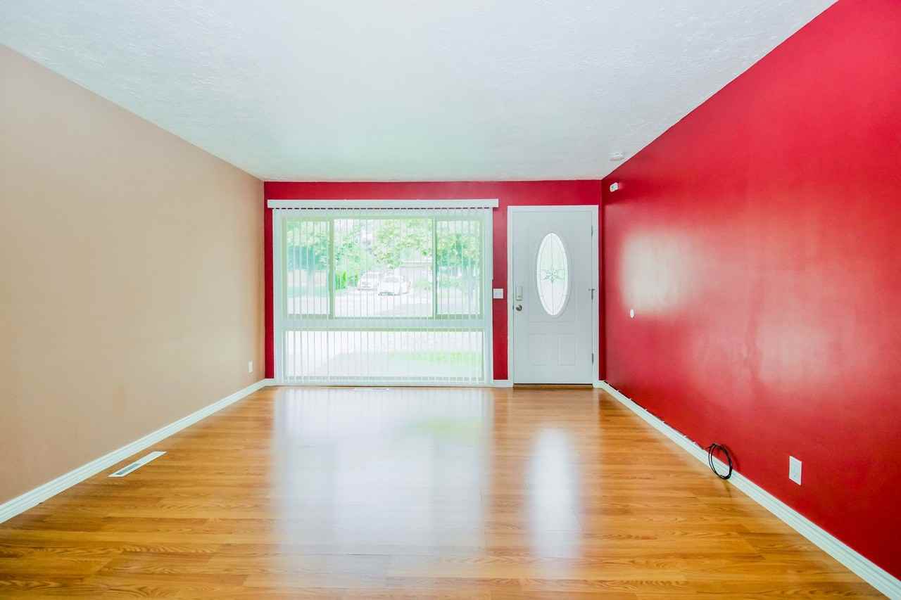 585 Van Buren Ave - Photo 3 of 16