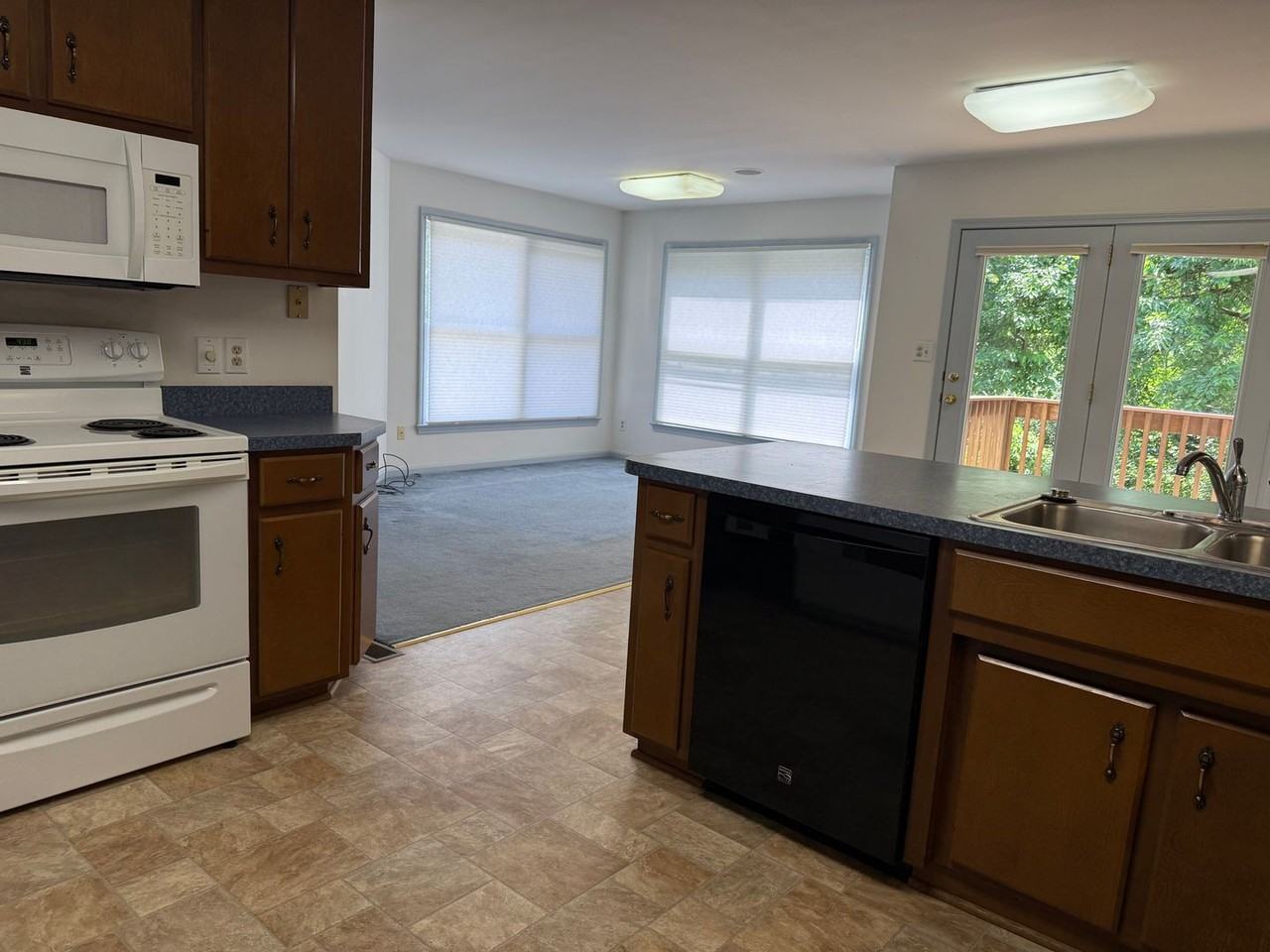 240 Shaw Ct - Photo 3 of 24