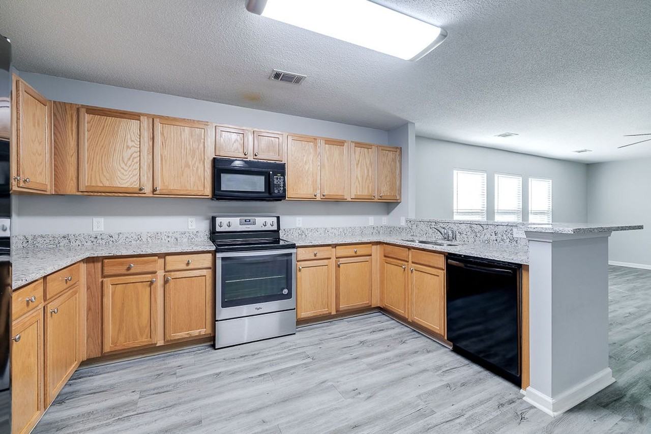328 Winchester Dr - Photo 2 of 39