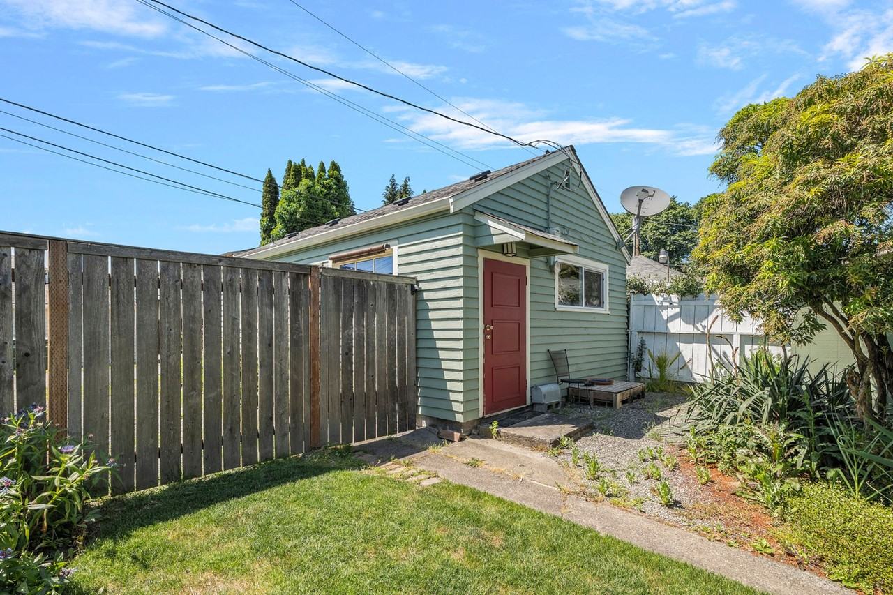 521 Whitworth - Photo 2 of 10