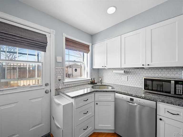 2823 Jasmine St - Photo 3 of 12