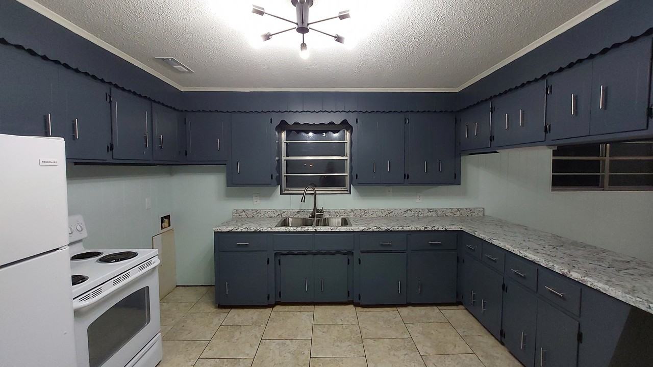 906 E 28th St #906 - Photo 2 of 8