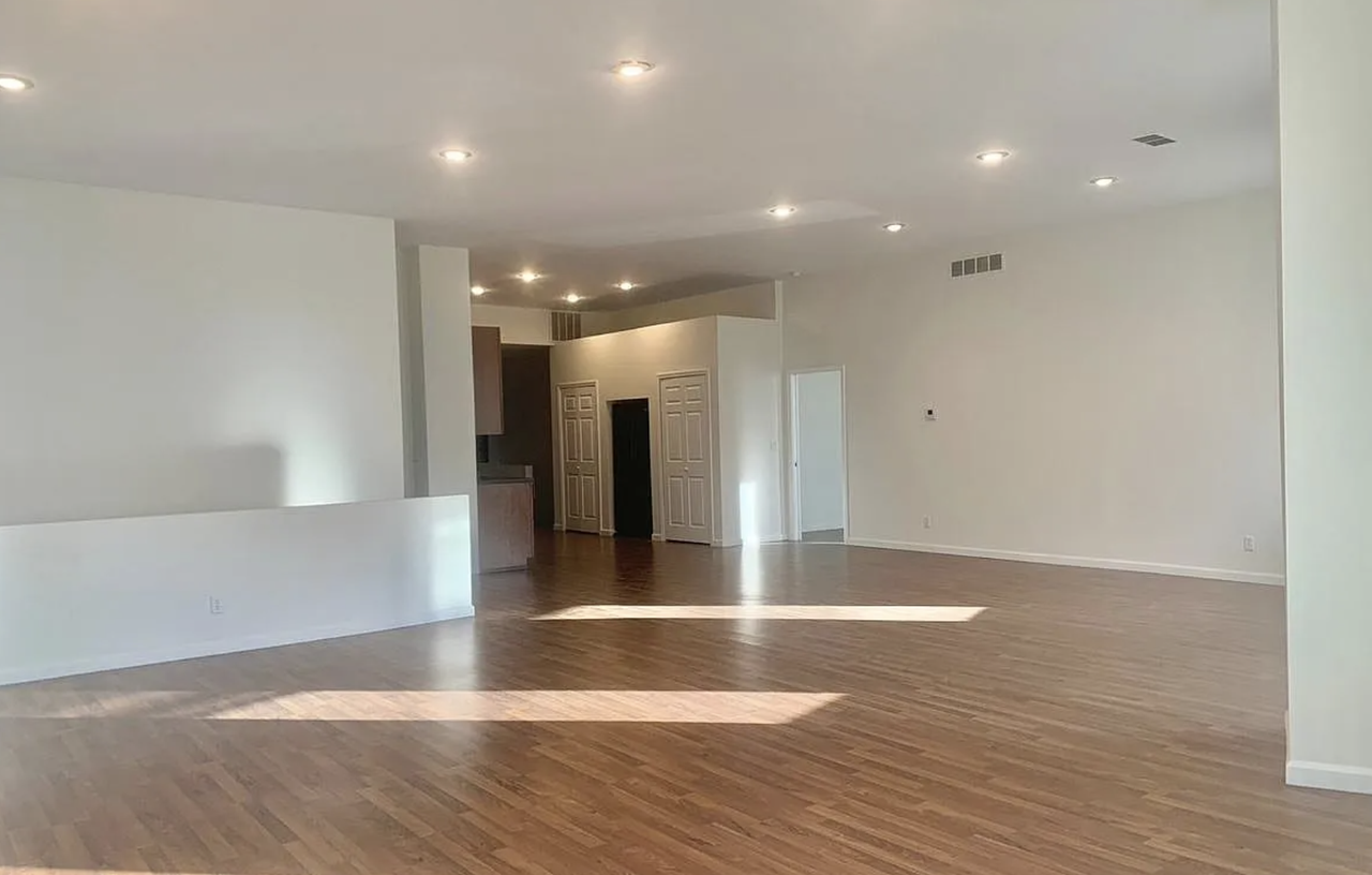 640 Russell St - Photo 3 of 9