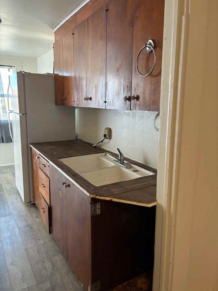 1312 Hansen Ave - Photo 2 of 9