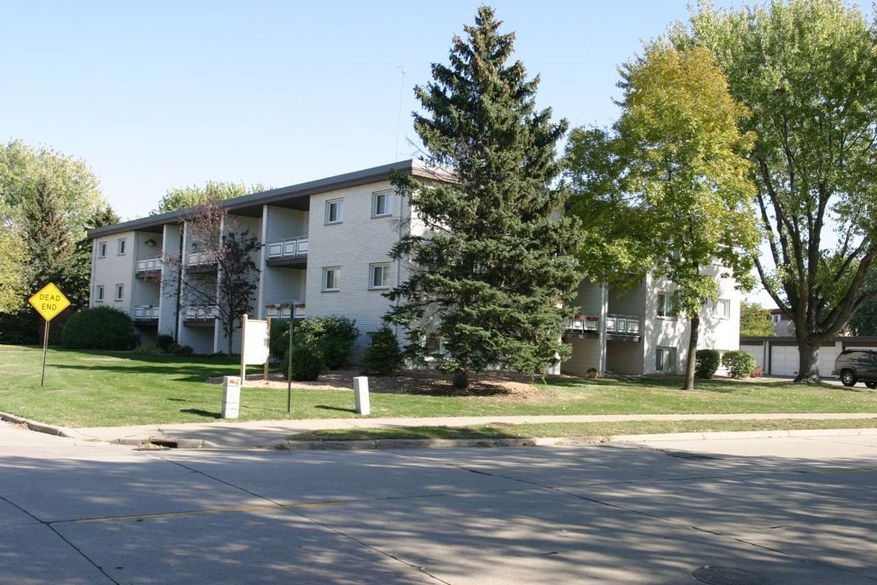 4456 Parklawn Ct Apartments - Photo 3 of 9