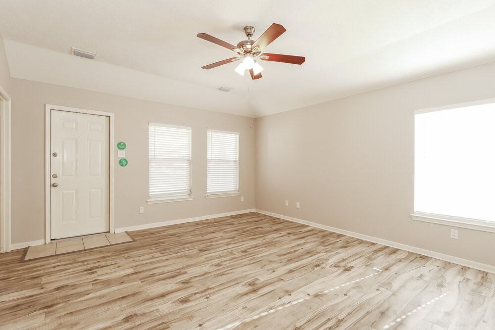 11002 Northam Dr - Photo 3 of 16
