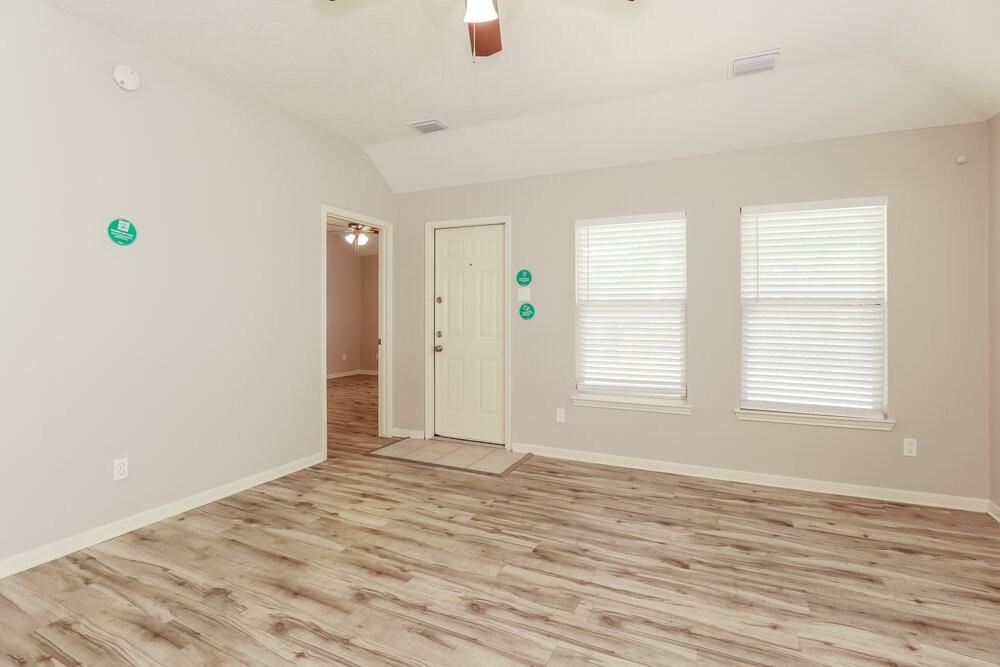 11002 Northam Dr - Photo 4 of 16