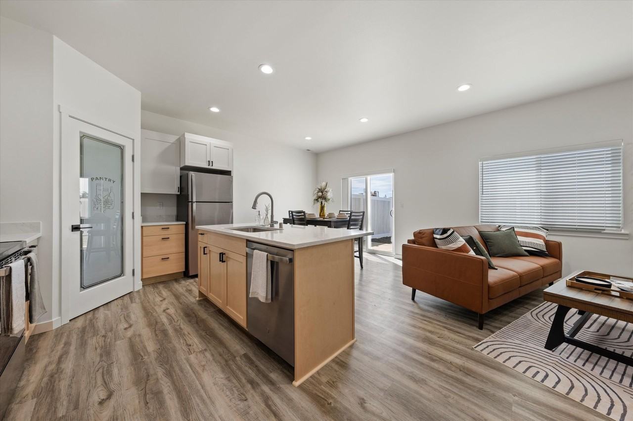 638 G St NE - Photo 5 of 50