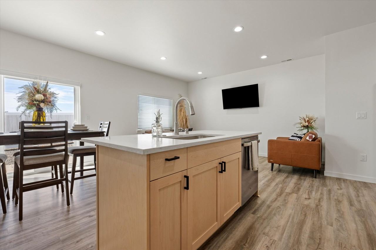 638 G St NE - Photo 6 of 50