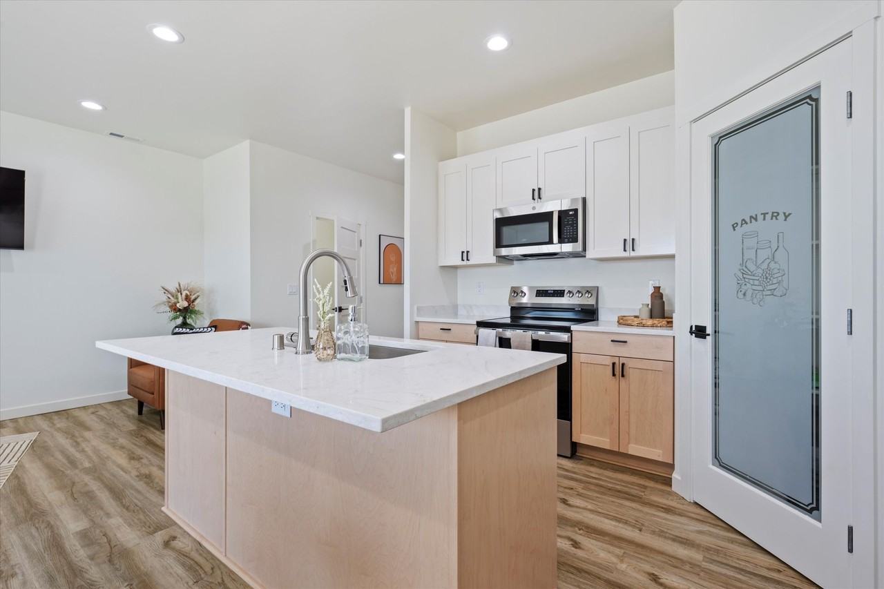 638 G St NE - Photo 7 of 50