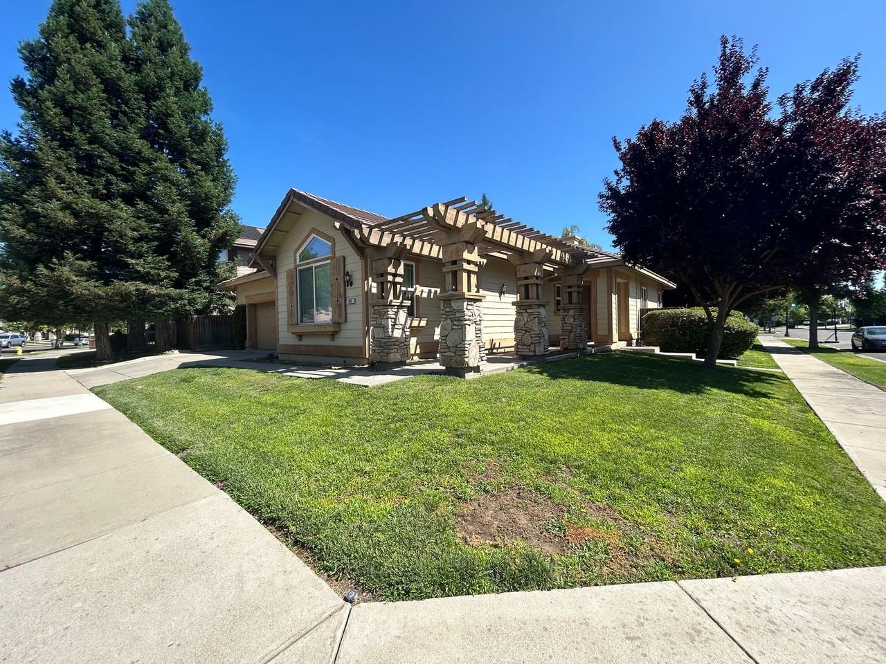 685 Stetson Dr - Photo 3 of 34