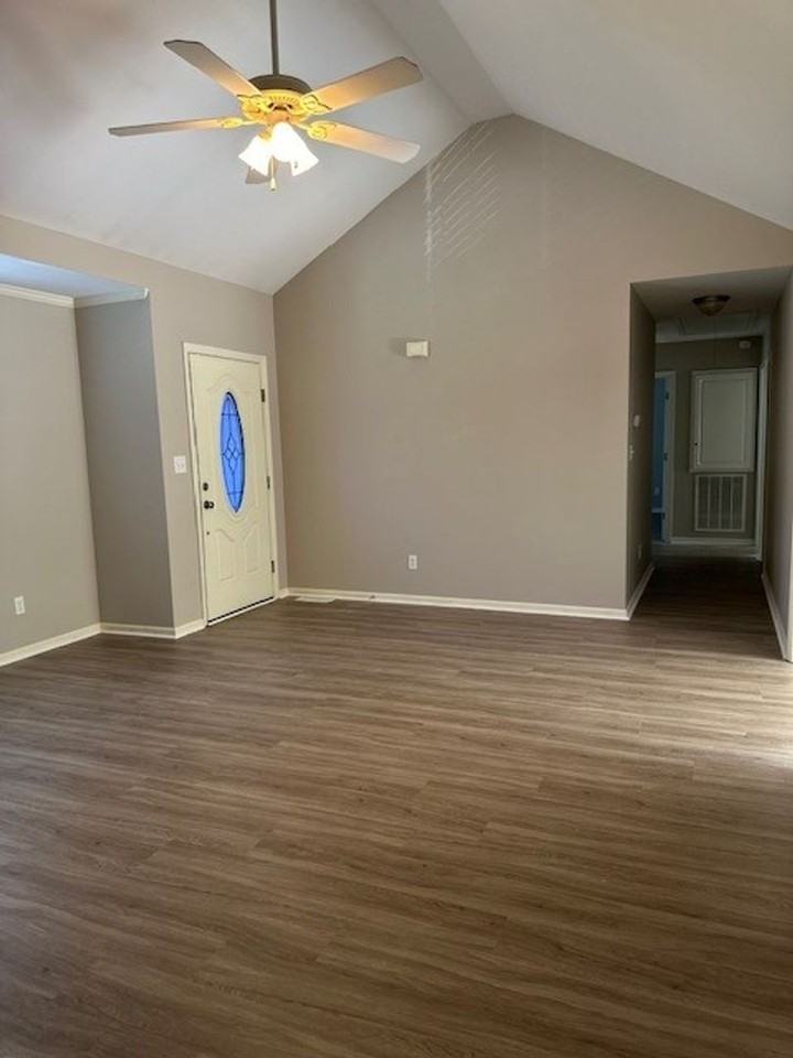 305 Towbridge Ln - Photo 4 of 24