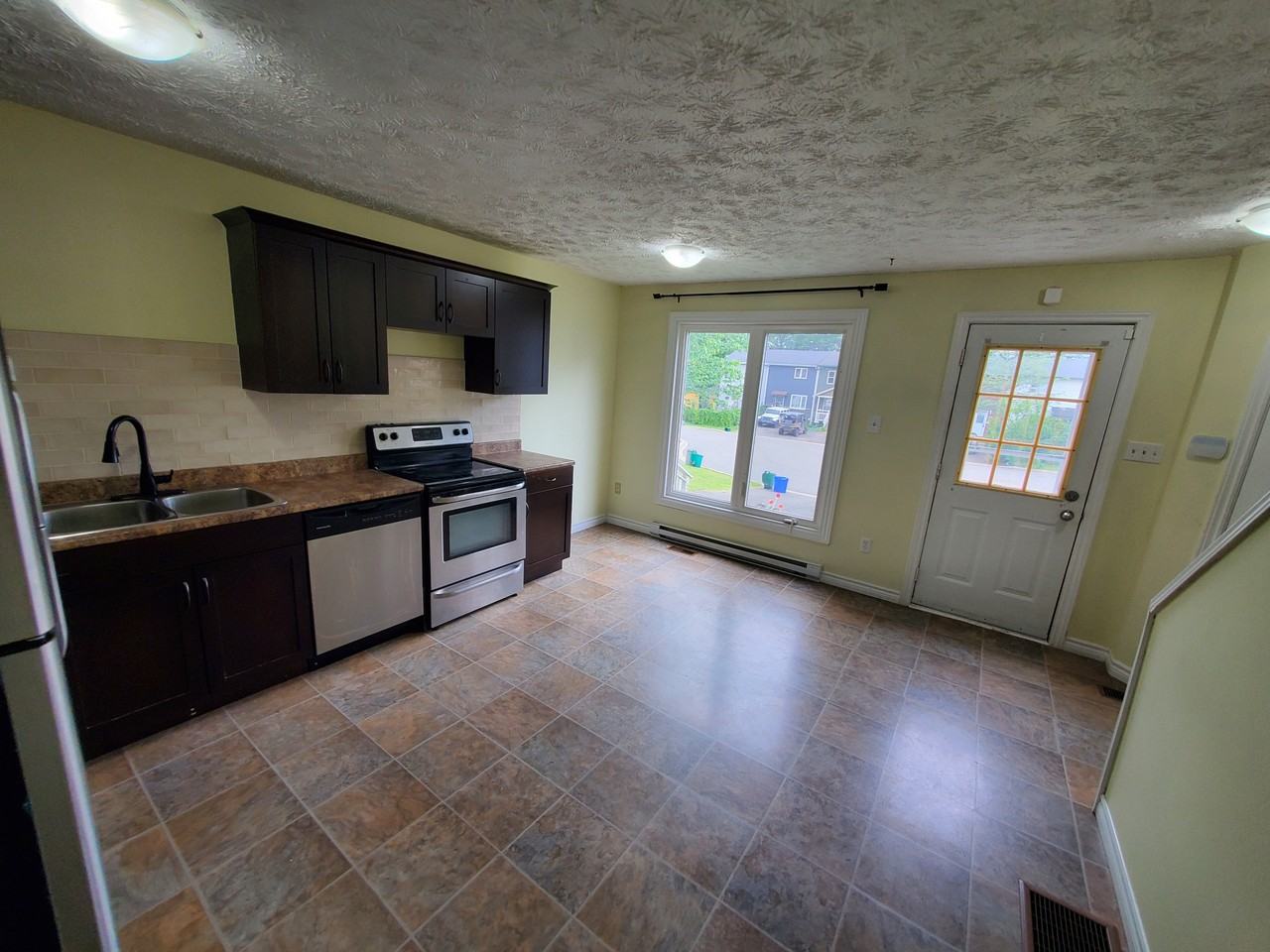27 Devonshire Crt #27 - Photo 3 of 10